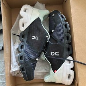 Gently worn in size 10 cloudflyer wide women’s black and white sneakers